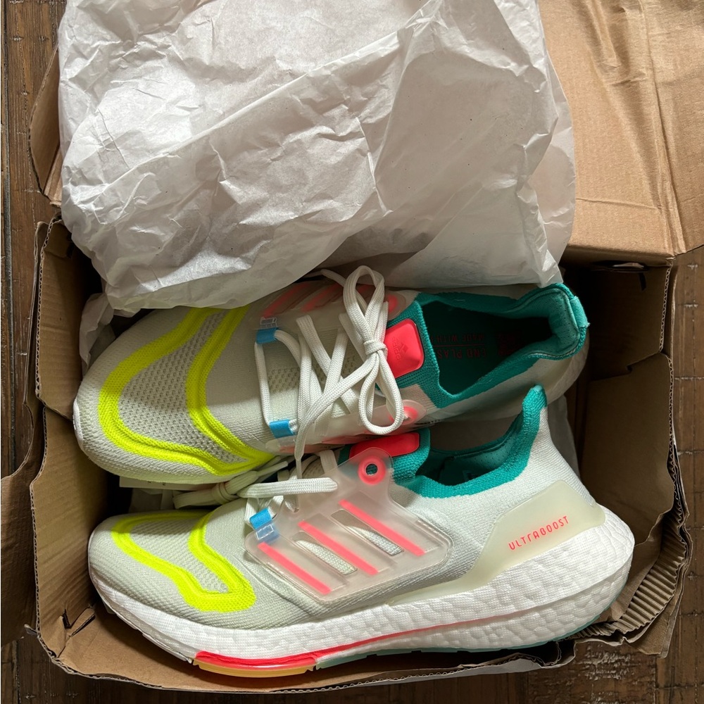 Adidas UltraBoost 22 White Turbo Mint NWT Size 9